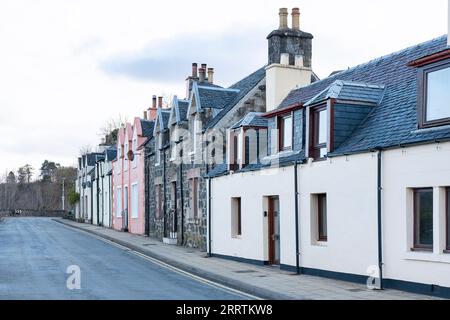 Rue principale de la ville écossaise bordée d'anciennes maisons de pêcheurs traditionnelles, capitale de l'île pittoresque de l'archipel des Hébrides intérieures Banque D'Images