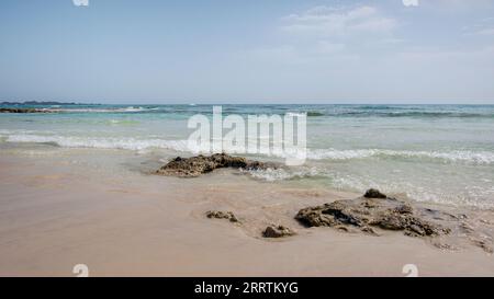 Belle plage isolée de sable blanc avec des eaux turquoises peu profondes et des rochers éparpillés connus sous le nom de Costa Calma, Fuerteventura, îles Canaries, Espagne Banque D'Images