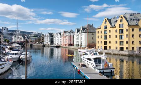 Vue pittoresque sur le canal Brosundet vers les yachts amarrés et les bateaux de pêche, célèbre voie navigable traversant la vieille ville avec la belle architecture Banque D'Images