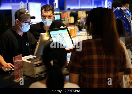 230731 -- BEIJING, le 31 juillet 2023 -- le public choisit des places dans un cinéma à Shanghai, dans l'est de la Chine, le 30 juillet 2023. Titres de Xinhua : les films nationaux mènent une forte reprise du marché cinématographique en Chine XinxMengchen PUBLICATIONxNOTxINxCHN Banque D'Images