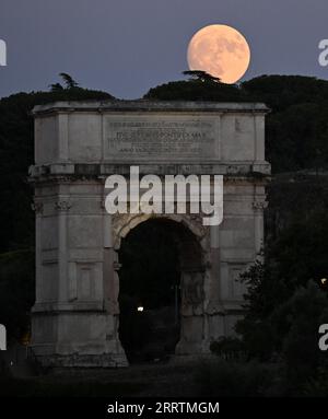 230731 -- ROME, le 31 juillet 2023 -- la photo prise le 31 juillet 2023 montre la lune se levant au-dessus de Rome, en Italie. Photo de /Xinhua ITALY-ROME-MOON AlbertoxLingria PUBLICATIONxNOTxINxCHN Banque D'Images