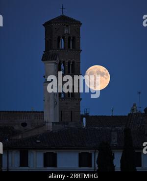 230731 -- ROME, le 31 juillet 2023 -- la photo prise le 31 juillet 2023 montre la lune se levant au-dessus de Rome, en Italie. Photo de /Xinhua ITALY-ROME-MOON AlbertoxLingria PUBLICATIONxNOTxINxCHN Banque D'Images