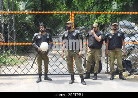 230805 -- LAHORE, le 5 août 2023 -- des policiers montent la garde près de la résidence de l ancien Premier ministre pakistanais Imran Khan à Lahore, Pakistan, le 5 août 2023. La police pakistanaise d'Islamabad a arrêté samedi l'ancien Premier ministre Imran Khan à sa résidence dans la ville de Lahore, dans l'est du pays, après qu'un tribunal local l'a condamné à trois ans de prison pour avoir caché ses avoirs financiers. La branche médias du parti Pakistan Tehreek-e-Insaf PTI de Khan a déclaré à Xinhua que l'ancien Premier ministre avait été arrêté après que le tribunal eut émis des mandats d'arrêt contre Khan. Photo de /Xinhua PAKISTAN-LAHORE-ANCIEN PREMIER MINISTRE Banque D'Images