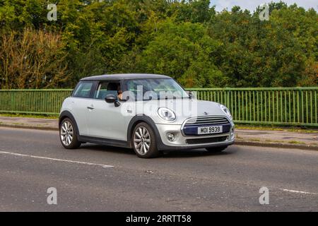 2017 Mini Cooper Start/Stop Silver car essence Hatchback 1499 cc ; traversant le pont autoroutier dans le Grand Manchester, Royaume-Uni. Banque D'Images