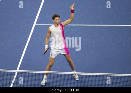 New York, États-Unis. 08 septembre 2023. Ben Shelton des États-Unis réagit alors qu'il joue contre Novak Djokovic de Serbie lors du match de demi-finale en simple masculin lors du tournoi de tennis US Open 2023 au USTA Billie Jean King National tennis Center, Flushing Corona Park, New York, NY, septembre 8, 2023. Djokovic a atteint la finale. (Photo Anthony Behar/Sipa USA) crédit : SIPA USA/Alamy Live News Banque D'Images