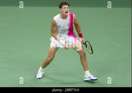 New York, États-Unis. 08 septembre 2023. Ben Shelton des États-Unis réagit alors qu'il joue contre Novak Djokovic de Serbie lors du match de demi-finale en simple masculin lors du tournoi de tennis US Open 2023 au USTA Billie Jean King National tennis Center, Flushing Corona Park, New York, NY, septembre 8, 2023. Djokovic a atteint la finale. (Photo Anthony Behar/Sipa USA) crédit : SIPA USA/Alamy Live News Banque D'Images
