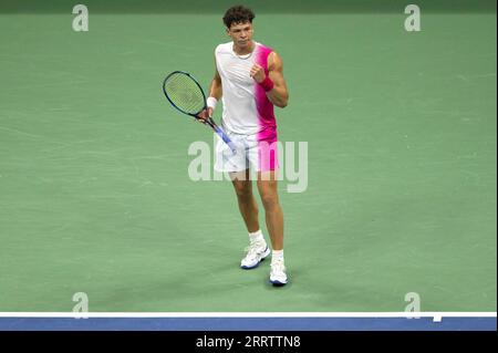 New York, États-Unis. 08 septembre 2023. Ben Shelton des États-Unis réagit alors qu'il joue contre Novak Djokovic de Serbie lors du match de demi-finale en simple masculin lors du tournoi de tennis US Open 2023 au USTA Billie Jean King National tennis Center, Flushing Corona Park, New York, NY, septembre 8, 2023. Djokovic a atteint la finale. (Photo Anthony Behar/Sipa USA) crédit : SIPA USA/Alamy Live News Banque D'Images