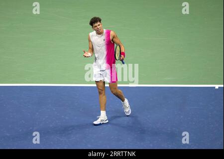 New York, États-Unis. 08 septembre 2023. Ben Shelton des États-Unis réagit alors qu'il joue contre Novak Djokovic de Serbie lors du match de demi-finale en simple masculin lors du tournoi de tennis US Open 2023 au USTA Billie Jean King National tennis Center, Flushing Corona Park, New York, NY, septembre 8, 2023. Djokovic a atteint la finale. (Photo Anthony Behar/Sipa USA) crédit : SIPA USA/Alamy Live News Banque D'Images