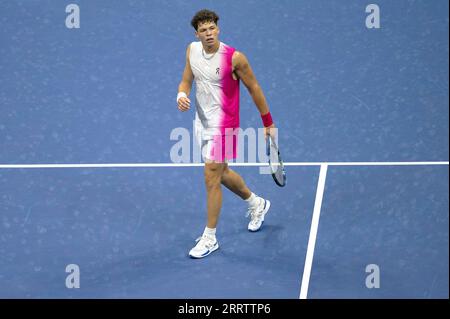 New York, États-Unis. 08 septembre 2023. Ben Shelton des États-Unis réagit alors qu'il joue contre Novak Djokovic de Serbie lors du match de demi-finale en simple masculin lors du tournoi de tennis US Open 2023 au USTA Billie Jean King National tennis Center, Flushing Corona Park, New York, NY, septembre 8, 2023. Djokovic a atteint la finale. (Photo Anthony Behar/Sipa USA) crédit : SIPA USA/Alamy Live News Banque D'Images
