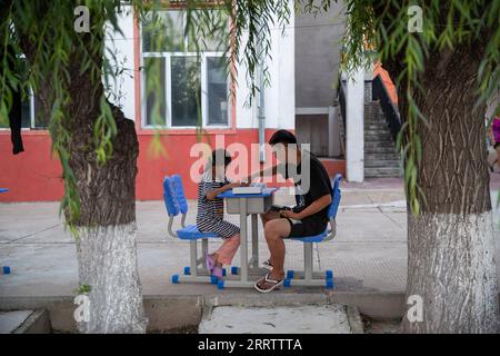 230810 -- WUCHANG, 10 août 2023 -- des gens jouent aux échecs dans un refuge temporaire au collège Shidai à Wuchang, dans la province du Heilongjiang du nord-est de la Chine, le 9 août 2023. La ville de Wuchang a été gravement touchée par les inondations provoquées par la pluie. Au total, 2 498 résidents évacués se réfugient dans deux collèges. CHINE-HEILONGJIANG-WUCHANG-INONDATION-ABRI TEMPORAIRE CN ZHANGXTAO PUBLICATIONXNOTXINXCHN Banque D'Images