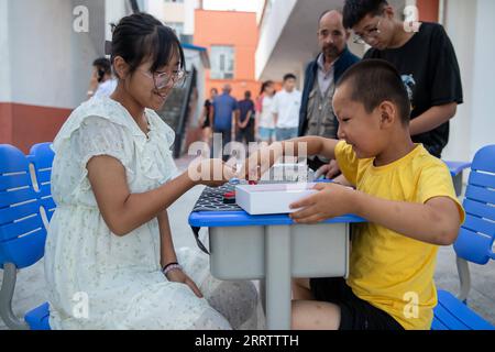 230810 -- WUCHANG, le 10 août 2023 -- des enfants jouent aux échecs dans un refuge temporaire du collège Shidai à Wuchang, dans la province du Heilongjiang du nord-est de la Chine, le 9 août 2023. La ville de Wuchang a été gravement touchée par les inondations provoquées par la pluie. Au total, 2 498 résidents évacués se réfugient dans deux collèges. CHINE-HEILONGJIANG-WUCHANG-INONDATION-ABRI TEMPORAIRE CN ZHANGXTAO PUBLICATIONXNOTXINXCHN Banque D'Images