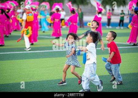 230810 -- WUCHANG, le 10 août 2023 -- des enfants jouent dans un refuge temporaire à l'école secondaire Shidai à Wuchang, dans la province du Heilongjiang, dans le nord-est de la Chine, le 9 août 2023. La ville de Wuchang a été gravement touchée par les inondations provoquées par la pluie. Au total, 2 498 résidents évacués se réfugient dans deux collèges. CHINE-HEILONGJIANG-WUCHANG-INONDATION-ABRI TEMPORAIRE CN ZHANGXTAO PUBLICATIONXNOTXINXCHN Banque D'Images