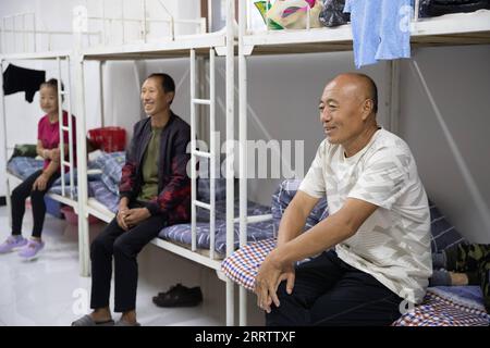 230810 -- WUCHANG, 10 août 2023 -- des gens discutent dans un refuge temporaire dans le collège Shidai à Wuchang, dans la province du Heilongjiang du nord-est de la Chine, le 10 août 2023. La ville de Wuchang a été gravement touchée par les inondations provoquées par la pluie. Au total, 2 498 résidents évacués se réfugient dans deux collèges. CHINE-HEILONGJIANG-WUCHANG-INONDATION-ABRI TEMPORAIRE CN ZHANGXTAO PUBLICATIONXNOTXINXCHN Banque D'Images