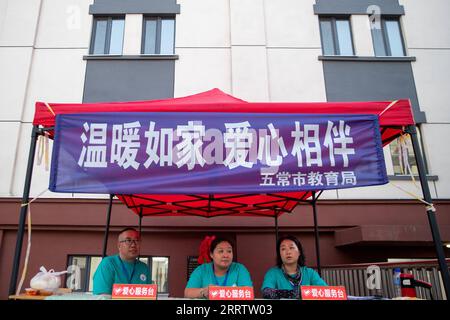 230810 -- WUCHANG, 10 août 2023 -- des volontaires sont de service dans un refuge temporaire à l'école secondaire Shidai à Wuchang, dans la province du Heilongjiang, dans le nord-est de la Chine, le 9 août 2023. La ville de Wuchang a été gravement touchée par les inondations provoquées par la pluie. Au total, 2 498 résidents évacués se réfugient dans deux collèges. CHINE-HEILONGJIANG-WUCHANG-INONDATION-ABRI TEMPORAIRE CN ZHANGXTAO PUBLICATIONXNOTXINXCHN Banque D'Images