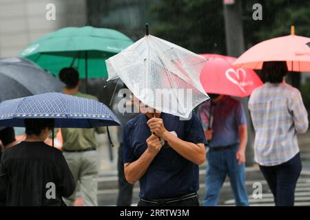 230810 -- SÉOUL, 10 août 2023 -- des gens marchent dans une rue sous la pluie du typhon Khanun à Séoul, Corée du Sud, le 10 août 2023. Le typhon Khanun a apporté un vent puissant et de fortes pluies dans certaines parties de la Corée du Sud. CORÉE DU SUD-SÉOUL-TYPHON KHANUN-FORTES PRÉCIPITATIONS WANGXYILIANG PUBLICATIONXNOTXINXCHN Banque D'Images