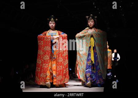 230811 -- DUNHUANG, 11 août 2023 -- des acteurs se produisent pendant le mélodrame immersif encore Dunhuang à Dunhuang, dans la province du Gansu du nord-ouest de la Chine, le 9 août 2023. Le mélodrame immersif encore Dunhuang sélectionne des personnages historiques typiques et des scènes de l'histoire de Dunhuang pour présenter l'histoire entière, permettant au public de découvrir profondément la culture Dunhuang et l'ancienne culture de la route de la soie. Quatre pièces culturelles Ancient Sound of Dunhuang encore Dunhuang Dunhuang Splendid Ceremony et Thousand-Armed, Thousand-Eyed reflétant l'histoire et la culture de la célèbre ville de Dunhuang le long de l'ancienne Banque D'Images