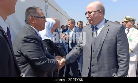 230813 -- EL TARF, 13 août 2023 -- le Premier ministre algérien Ayman Benabderrahmane R serre la main de Qi Shujie, directeur général adjoint de , lors de la cérémonie d'inauguration du projet de 84 km de route est-Ouest algérienne dans la province d'El Tarf, Algérie, le 12 août 2023. Une autoroute algérienne emblématique construite pour relier 17 provinces a été achevée et CITIC Construction de la Chine a livré samedi son dernier segment de 84 km. /Document via Xinhua ALGERIA-El TARF-CHINESE COMPANY-HIGHWAY-INAUGURATION CITICxConstructionxAlgeria PUBLICATIONxNOTxINxCHN Banque D'Images