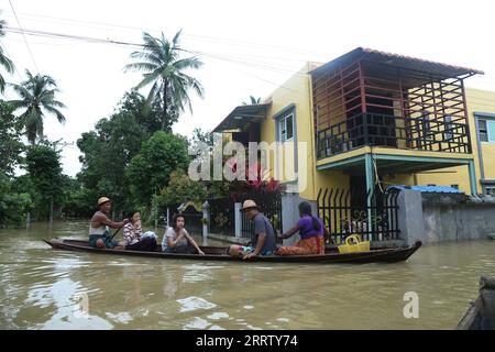 230812 -- BAGO, 12 août 2023 -- des gens rament un bateau en bois sur les eaux de crue à Bago, Myanmar, 12 août 2023. Le Département de la gestion des catastrophes du Myanmar a déclaré vendredi que plus de 45 000 personnes se trouvaient actuellement dans les abris anti-inondations à travers le pays en raison des inondations provoquées par la montée du niveau des rivières et les pluies intenses ces derniers jours. POUR ALLER AVEC Roundup : plus de 45 000 000 déplacés par inondations, glissements de terrain ont frappé Myanmar photo par /Xinhua MYANMAR-BAGO-FLOOD MyoxKyawxSoe PUBLICATIONxNOTxINxCHN Banque D'Images