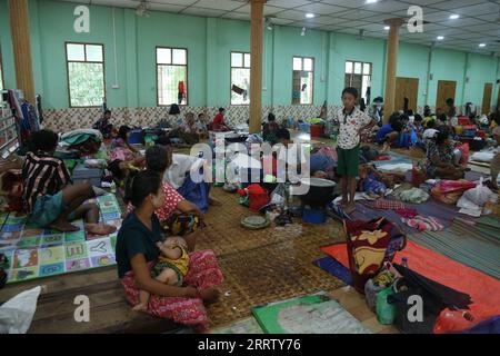 230812 -- BAGO, 12 août 2023 -- des personnes touchées par les inondations se réfugient dans un monastère à Bago, Myanmar, le 12 août 2023. Le Département de la gestion des catastrophes du Myanmar a déclaré vendredi que plus de 45 000 personnes se trouvaient actuellement dans les abris anti-inondations à travers le pays en raison des inondations provoquées par la montée du niveau des rivières et les pluies intenses ces derniers jours. POUR ALLER AVEC Roundup : plus de 45 000 000 déplacés par inondations, glissements de terrain ont frappé Myanmar photo par /Xinhua MYANMAR-BAGO-FLOOD MyoxKyawxSoe PUBLICATIONxNOTxINxCHN Banque D'Images