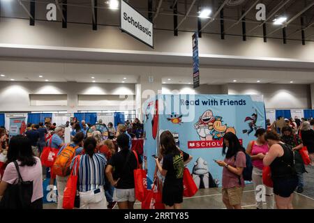 230813 -- WASHINGTON, D.C., le 13 août 2023 -- les lecteurs visitent le 23rd Library of Congress National Book Festival à Washington, D.C., États-Unis, le 12 août 2023. Le festival est un événement littéraire annuel qui réunit des auteurs à succès, des conférences d'auteurs, des tables rondes, des signatures de livres et d'autres activités. ÉTATS-UNIS-WASHINGTON, D.C.-NATIONAL BOOK FESTIVAL LIUXJIE PUBLICATIONXNOTXINXCHN Banque D'Images