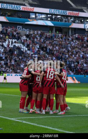 Francfort, Allemagne. 09 septembre 2023. Francfort, Allemagne, le 9 septembre 2023 : Verena Hanshaw ( 18 Francfort ) Barbara Dunst ( 28 Francfort ) Lisanne Gräwe ( 8 Francfort ) Laura Freigang ( 10 Francfort ) lors du match de football UEFA Womens Champions League entre l'Eintracht Francfort et la Juventus Turin au Deutsche Bank Park à Francfort, Allemagne. (Julia Kneissl/SPP) crédit : SPP Sport Press photo. /Alamy Live News Banque D'Images