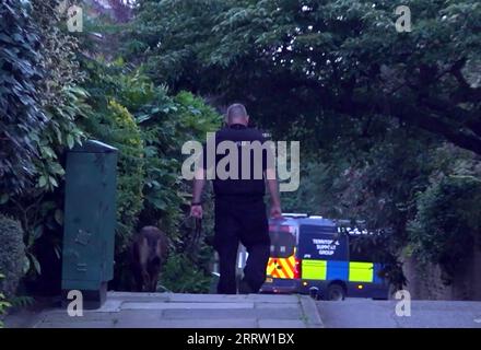 Capture d'écran tirée d'une vidéo de l'Autorité palestinienne montrant la police dans le quartier de Chiswick à l'ouest de Londres alors que Daniel Khalife, suspect terroriste, a été arrêté le quatrième jour d'une chasse à l'homme après s'être échappé du HMP Wandsworth sous un camion.Date de la photo : samedi 9 septembre 2023. Banque D'Images