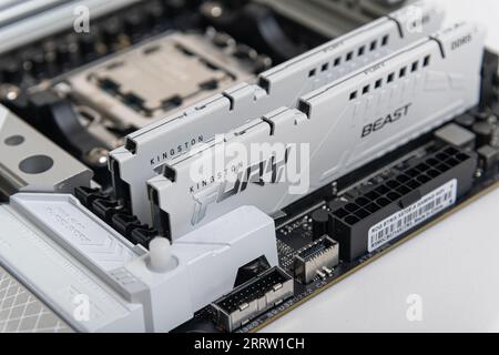 Installation de la RAM DDR5 Kingston Fury DDR5-6000 Beast AM5 sur la carte mère. Banque D'Images