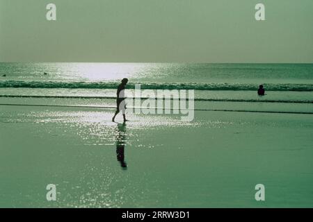 Coucher de soleil sur la plage de Kuta sur l'île de Bali Banque D'Images