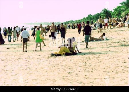 Foules se détendant sur la plage de Kuta sur l'île de Bali Banque D'Images