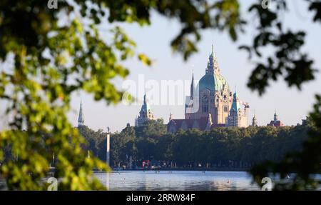 Hanovre, Allemagne. 04 septembre 2023. Le nouvel hôtel de ville se reflète dans le Maschsee. Crédit : Julian Stratenschulte/dpa/Alamy Live News Banque D'Images