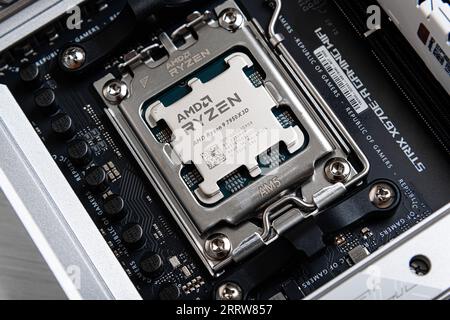 Processeur AMD Ryzen 9 7950X3D avant d'être installé sur la carte mère. Banque D'Images