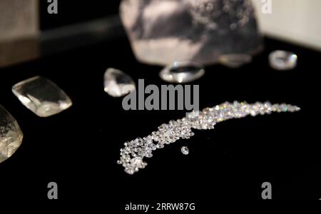 230814 -- GAUTENG, 14 août 2023 -- cette photo prise le 13 août 2023 montre les répliques du diamant Cullinan et les diamants taillés à partir de celui-ci à la mine Cullinan de Gauteng, en Afrique du Sud. AFRIQUE DU SUD-GAUTENG-CULLINAN-DIAMOND ZhangxYudong PUBLICATIONxNOTxINxCHN Banque D'Images