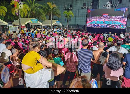 230814 -- WENCHANG, 14 août 2023 -- des gens regardent un match de volleyball sur grand écran devant un terrain de volleyball à Wenchang, dans la province de Hainan du sud de la Chine, le 5 août 2023. POUR ALLER AVEC à travers la Chine : le volleyball enflamme la dernière passion des sports ruraux sur l île tropicale chinoise CHINA-HAINAN-WENCHANG-VILLAGE VOLLEYBALL CN GuoxCheng PUBLICATIONxNOTxINxCHN Banque D'Images