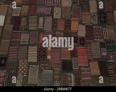 230815 -- ANTALYA, 15 août 2023 -- cette photo aérienne prise le 15 août 2023 montre que des tapis turcs tissés à la main sont posés sur de vastes champs pour les exposer à la lumière du soleil dans le district de Dosemealti, province d'Antalya, T¹rkiye. Cette technique de bronzage des tapis turcs est une méthode qui a été utilisée dans les temps anciens pour adoucir leurs couleurs et éliminer les germes qu'ils pourraient contenir. Le quartier lui-même est un centre de petits tapis tissés à la main colorés avec des colorants naturels dérivés de plantes. Les vastes champs des agriculteurs se transforment en un endroit pour les tapis se déplaçant à l'étape finale avant leur vente, après la récolte d'été rend la fi Banque D'Images