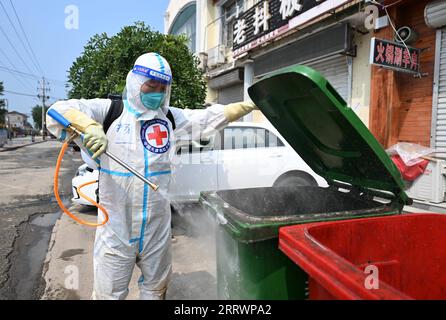 230817 -- TIANJIN, le 17 août 2023 -- Un membre du personnel procède à la désinfection de la ville de Taitou, dans le district de Jinghai, dans la municipalité de Tianjin du nord de la Chine, le 17 août 2023. Certaines zones de Tianjin ont été touchées par des inondations à la suite des fortes pluies provoquées récemment par le typhon Doksuri. À l'heure actuelle, les autorités locales procèdent à la désinfection de l'environnement pour prévenir les épidémies après les inondations. CHINE-TIANJIN-FORTE PLUIE-APRÈS-DÉSINFECTION CN ZHAOXZISHUO PUBLICATIONXNOTXINXCHN Banque D'Images