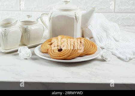 Biscuits au beurre ronds sucrés et savoureux. Biscuits Spritz allemands ronds en forme d'anneau Banque D'Images