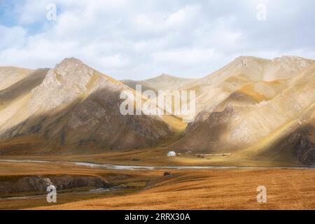 Vieille maison solitaire d'un berger de moutons ou de chevaux dans de belles montagnes d'automne du Kirghizistan. Vallée d'Aksai, région de Naryn, Banque D'Images