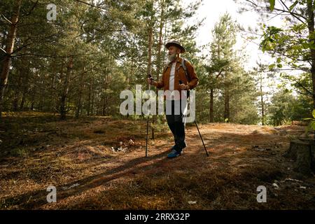 Homme âgé en forme active ayant marcher à l'aide de bâtons nordiques à l'extérieur Banque D'Images