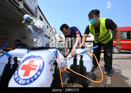 230817 -- TIANJIN, le 17 août 2023 -- des membres du personnel procèdent à la désinfection de la ville de Taitou, dans le district de Jinghai, dans la municipalité de Tianjin du nord de la Chine, le 17 août 2023. Certaines zones de Tianjin ont été touchées par des inondations à la suite des fortes pluies provoquées récemment par le typhon Doksuri. À l'heure actuelle, les autorités locales procèdent à la désinfection de l'environnement pour prévenir les épidémies après les inondations. CHINE-TIANJIN-FORTE PLUIE-APRÈS-DÉSINFECTION CN ZHAOXZISHUO PUBLICATIONXNOTXINXCHN Banque D'Images