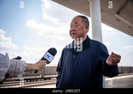 230818 -- NAIROBI, le 18 août 2023 -- Mo Yan parle lors d'une entrevue avec Xinhua à la gare de Nairobi du chemin de fer à voie standard Mombasa-Nairobi à Nairobi, Kenya, le 13 août 2023. POUR ALLER AVEC Feature : lauréat du prix Nobel encourage plus de Chinois à aller en Afrique KENYA-NAIROBI-LAURÉAT DU PRIX NOBEL-Mo YAN CN WangxGuansen PUBLICATIONxNOTxINxCHN Banque D'Images