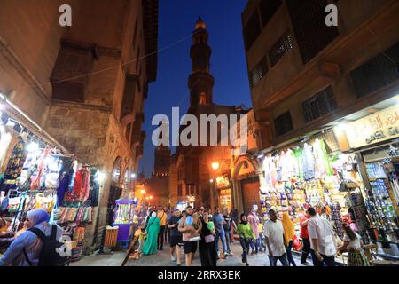 230818 -- PÉKIN, le 18 août 2023 -- rassemblement de personnes au Khan el-Khalili au Caire, Égypte, le 4 août 2023. Chongqing, une ville au bord du fleuve Yangtze, est appelé poêle par les Chinois en raison de sa température élevée en été le Caire, situé sur la rive du Nil, a longtemps été un endroit chaud sur le bord du désert. Les deux villes ont vigoureusement promu l’économie nocturne. Hongyadong à Chongqing est une ancienne porte de la ville qui a été transformée en un bâtiment suspendu géant avec des restaurants et d'autres lieux de divertissement. Khan el-Khalili au Caire, le marché séculaire, est consistdere Banque D'Images