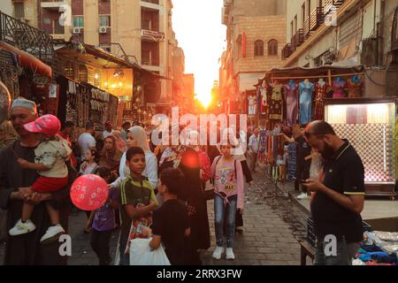 230818 -- PÉKIN, le 18 août 2023 -- rassemblement de personnes au Khan el-Khalili au Caire, Égypte, le 4 août 2023. Chongqing, une ville au bord du fleuve Yangtze, est appelé poêle par les Chinois en raison de sa température élevée en été le Caire, situé sur la rive du Nil, a longtemps été un endroit chaud sur le bord du désert. Les deux villes ont vigoureusement promu l’économie nocturne. Hongyadong à Chongqing est une ancienne porte de la ville qui a été transformée en un bâtiment suspendu géant avec des restaurants et d'autres lieux de divertissement. Khan el-Khalili au Caire, le marché séculaire, est consistdere Banque D'Images