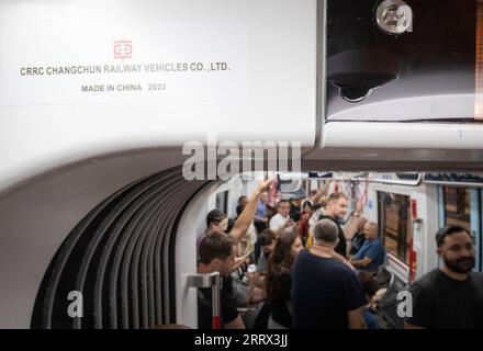 230819 -- TEL AVIV, le 19 août 2023 -- des passagers sont vus à bord d'un train de la ligne rouge de train léger à tel Aviv, Israël, le 18 août 2023. Environ 100 000 personnes de partout en Israël ont profité d'une promenade gratuite sur rail léger le long de la ligne rouge de tel Aviv vendredi, pour marquer le premier jour opérationnel de la ligne construite et exploitée conjointement par des sociétés chinoises et israéliennes. ISRAËL-TEL AVIV-LIGNE DE TRAIN LÉGER CHENXJUNQING PUBLICATIONXNOTXINXCHN Banque D'Images