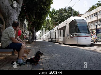 230819 -- TEL AVIV, le 19 août 2023 -- Un train de la ligne rouge de métro léger entre dans la station Bloomfield Stadium à tel Aviv, Israël, le 18 août 2023. Environ 100 000 personnes de partout en Israël ont profité d'une promenade gratuite sur rail léger le long de la ligne rouge de tel Aviv vendredi, pour marquer le premier jour opérationnel de la ligne construite et exploitée conjointement par des sociétés chinoises et israéliennes. ISRAËL-TEL AVIV-LIGNE DE TRAIN LÉGER CHENXJUNQING PUBLICATIONXNOTXINXCHN Banque D'Images