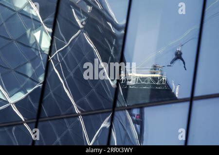 Londres, Royaume-Uni. 9 septembre 2023. L'événement Sky Scraper Challenge organisé par l'association caritative Tommys Baby voit les participants filer à 330 mètres à travers les toits de la ville depuis le bâtiment Leadenhall directement jusqu'à l'emblématique Gherkin. Crédit : Guy Corbishley/Alamy Live News Banque D'Images