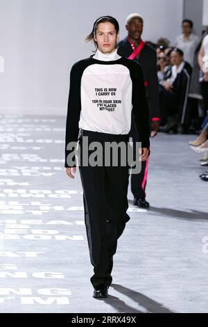 New York, Vereinigte Staaten. 08 septembre 2023. HELMUT LANG Printemps-été 2024 Runway pendant la Fashion week de New York le 2023 septembre - New York City ; États-Unis ; 08/09/2023 Credit : dpa/Alamy Live News Banque D'Images