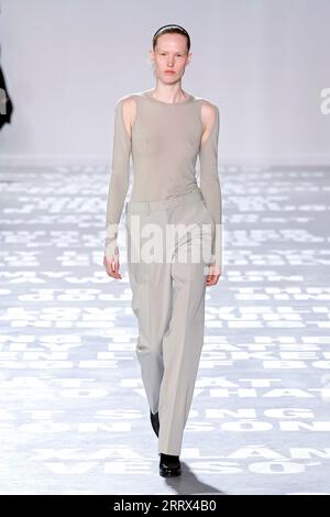 New York, Vereinigte Staaten. 08 septembre 2023. HELMUT LANG Printemps-été 2024 Runway pendant la Fashion week de New York le 2023 septembre - New York City ; États-Unis ; 08/09/2023 Credit : dpa/Alamy Live News Banque D'Images