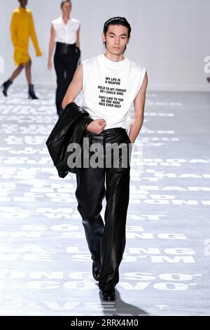 New York, Vereinigte Staaten. 08 septembre 2023. HELMUT LANG Printemps-été 2024 Runway pendant la Fashion week de New York le 2023 septembre - New York City ; États-Unis ; 08/09/2023 Credit : dpa/Alamy Live News Banque D'Images