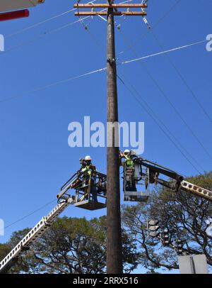 230821 -- ÎLE DE MAUI, 21 août 2023 -- des travailleurs des services publics restaurent les lignes électriques endommagées par des feux de forêt dans la ville de Lahaina, île de Maui, Hawaï, États-Unis, 20 août 2023. photo de /Xinhua U.S.-HAWAII-MAUI ISLAND-WILDFIRES-RESTORATION ZengxHui PUBLICATIONxNOTxINxCHN Banque D'Images