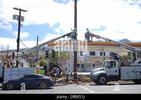 230821 -- ÎLE DE MAUI, 21 août 2023 -- des travailleurs des services publics restaurent les lignes électriques endommagées par des feux de forêt dans la ville de Lahaina, île de Maui, Hawaï, États-Unis, 20 août 2023. photo de /Xinhua U.S.-HAWAII-MAUI ISLAND-WILDFIRES-RESTORATION ZengxHui PUBLICATIONxNOTxINxCHN Banque D'Images